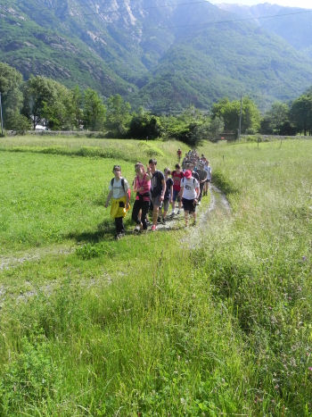 In cammino verso il ponte di Echallod (78106 bytes)